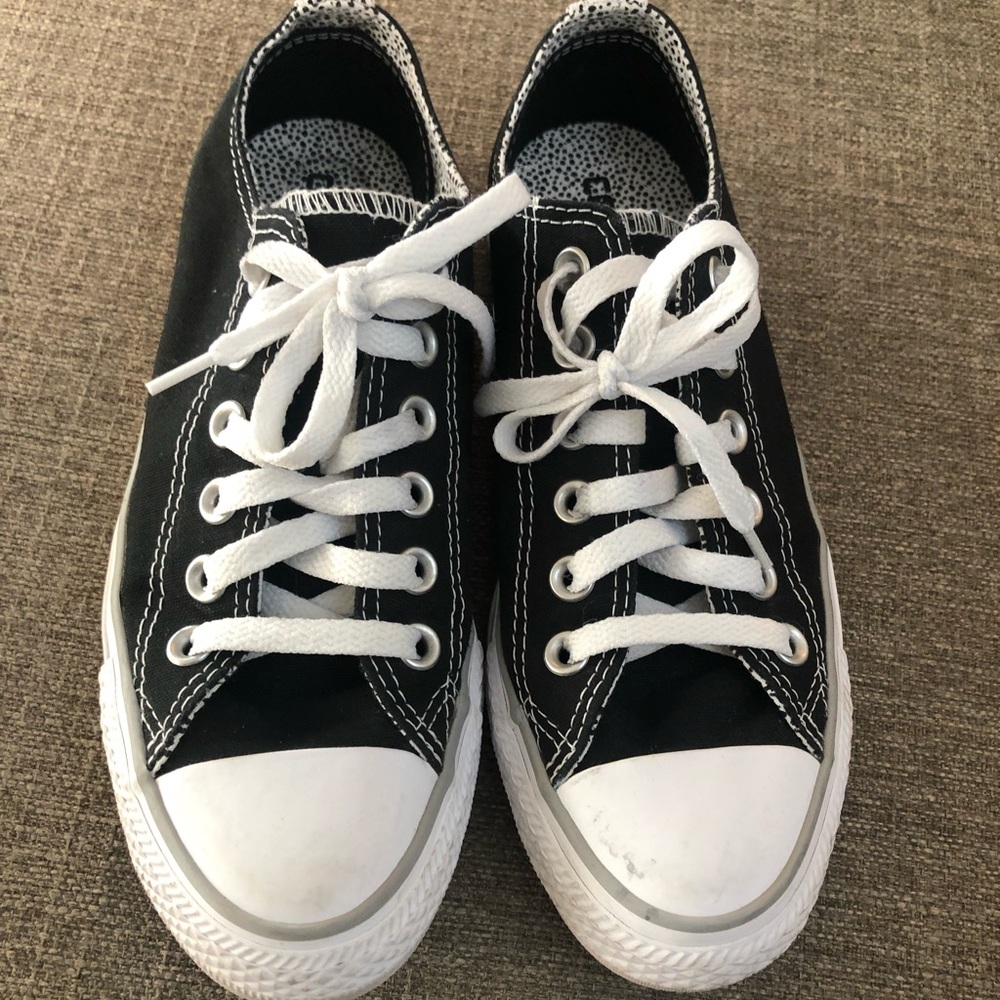 🛑SOLD🛑 Black and white converse